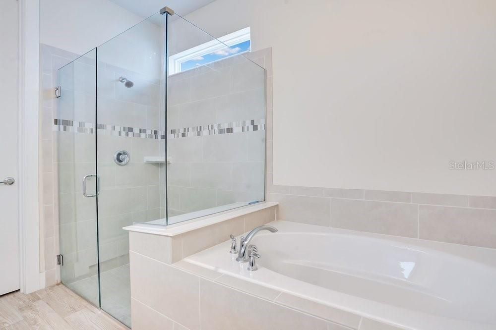 En Venta: $1,025,000 (5 camas, 4 baños, 4155 Pies cuadrados)