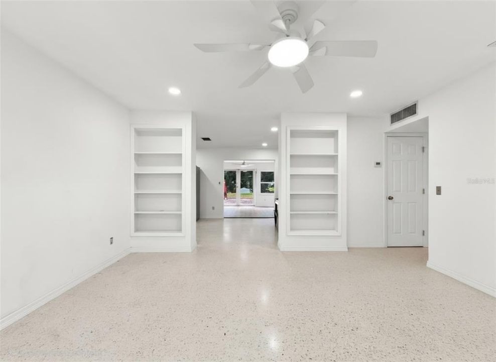 For Sale: $399,900 (2 beds, 2 baths, 1402 Square Feet)