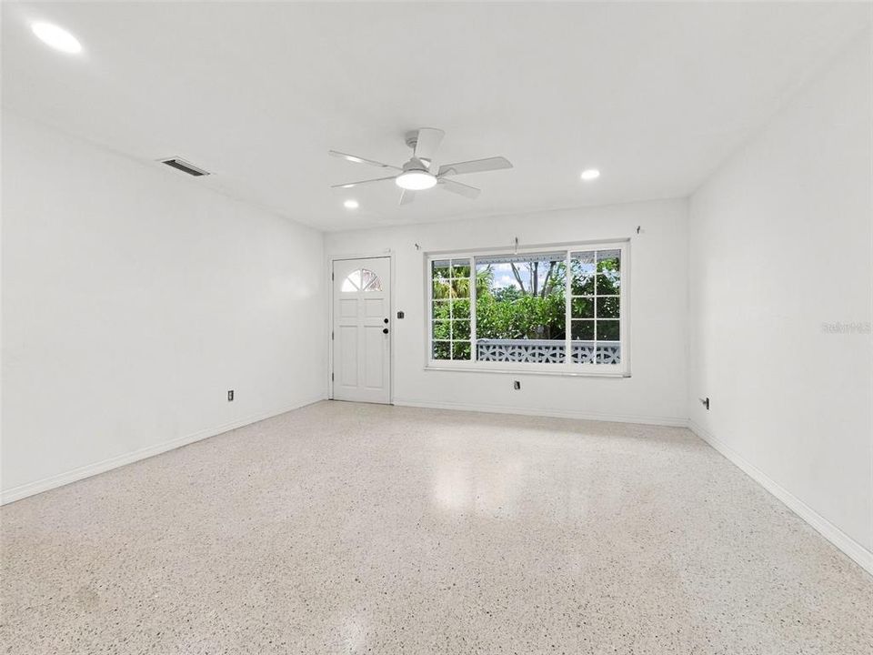 For Sale: $399,900 (2 beds, 2 baths, 1402 Square Feet)