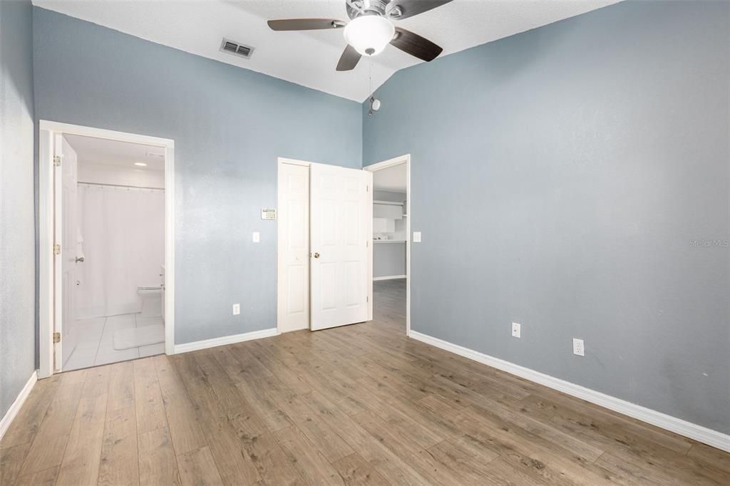 Под контрактом: $179,900 (2 спален, 2 ванн, 1020 Квадратных фут)