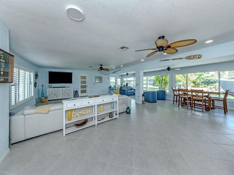 For Sale: $1,999,000 (4 beds, 2 baths, 2767 Square Feet)