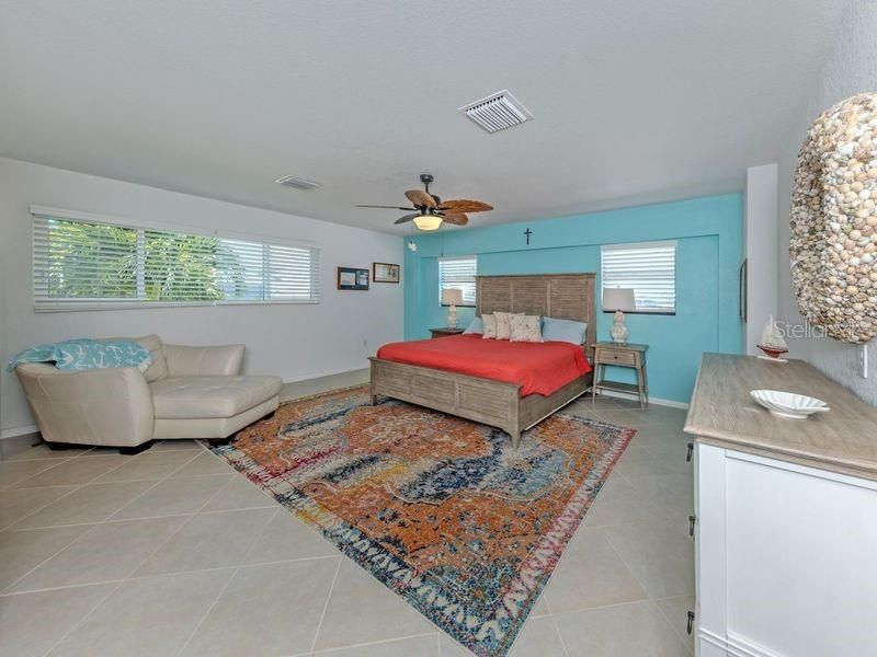 For Sale: $1,999,000 (4 beds, 2 baths, 2767 Square Feet)