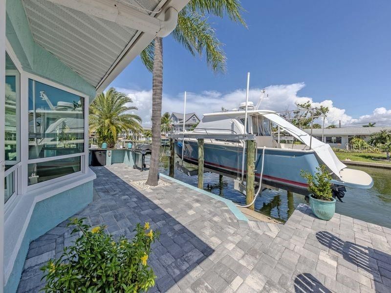 For Sale: $1,999,000 (4 beds, 2 baths, 2767 Square Feet)