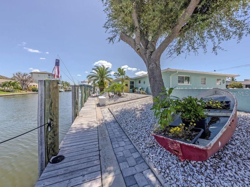 For Sale: $1,999,000 (4 beds, 2 baths, 2767 Square Feet)