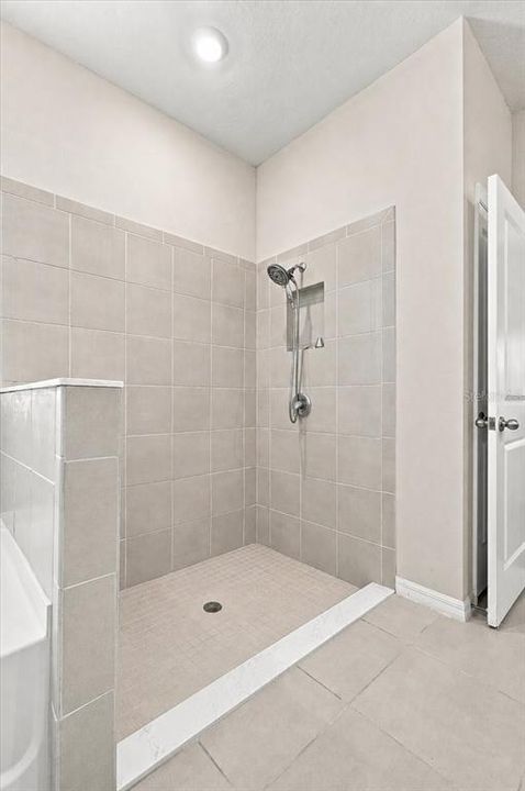 En Venta: $359,000 (4 camas, 2 baños, 2035 Pies cuadrados)