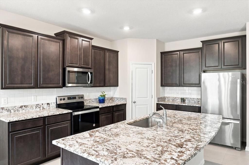 En Venta: $359,000 (4 camas, 2 baños, 2035 Pies cuadrados)