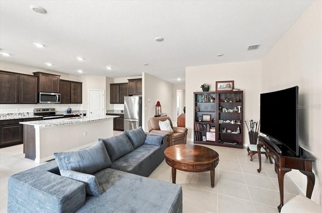 En Venta: $359,000 (4 camas, 2 baños, 2035 Pies cuadrados)