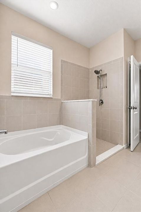 En Venta: $359,000 (4 camas, 2 baños, 2035 Pies cuadrados)
