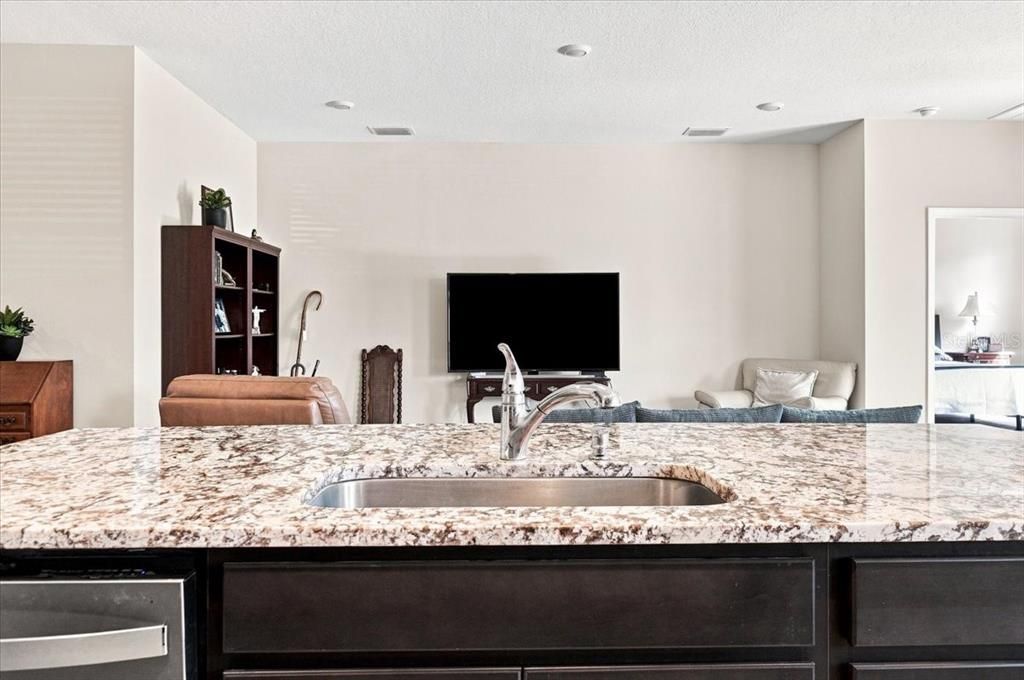 En Venta: $359,000 (4 camas, 2 baños, 2035 Pies cuadrados)