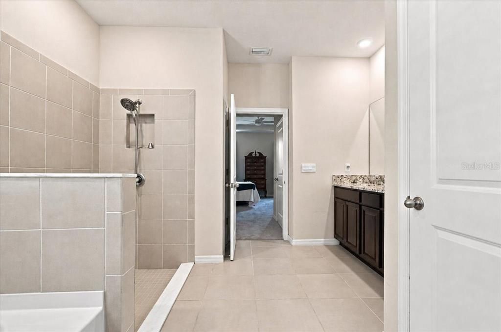 En Venta: $359,000 (4 camas, 2 baños, 2035 Pies cuadrados)