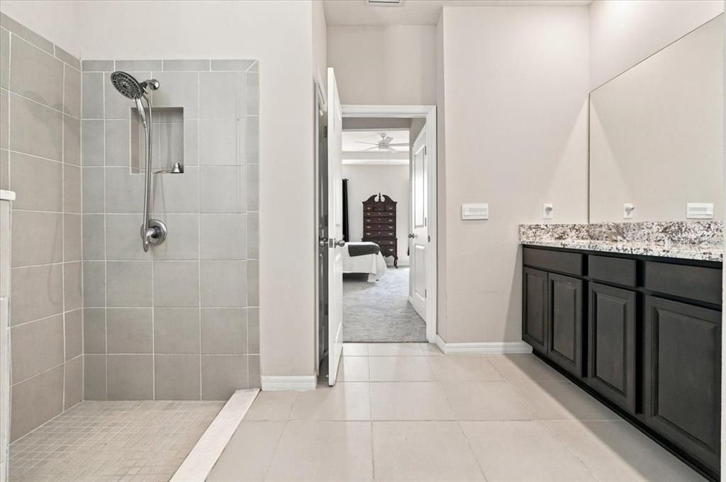 En Venta: $359,000 (4 camas, 2 baños, 2035 Pies cuadrados)