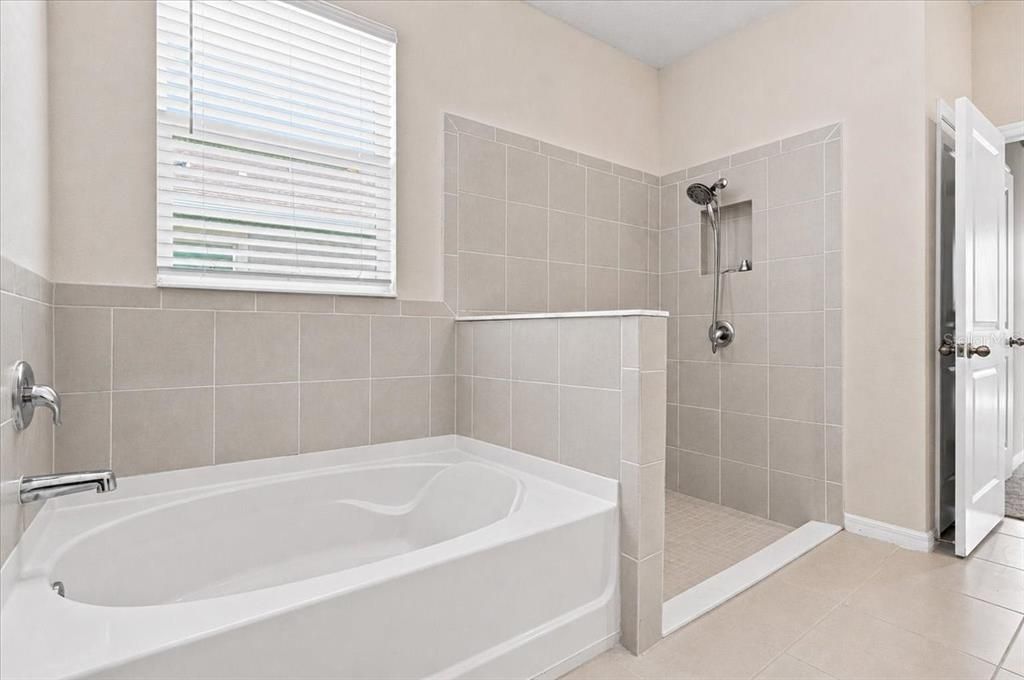 En Venta: $359,000 (4 camas, 2 baños, 2035 Pies cuadrados)