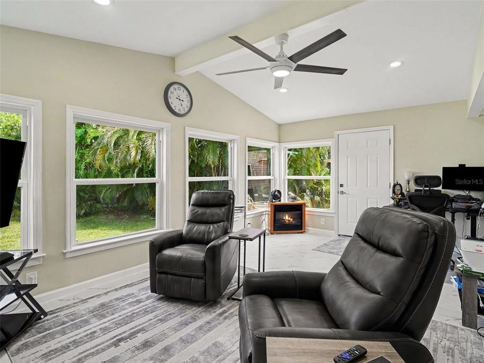 For Sale: $325,000 (2 beds, 2 baths, 1552 Square Feet)