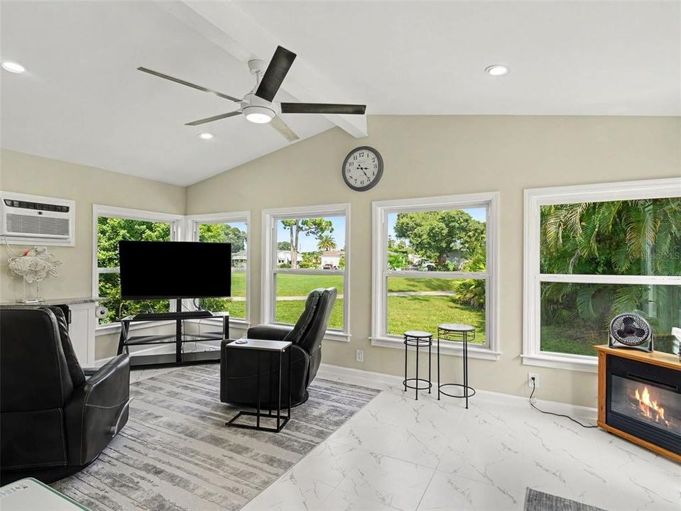 For Sale: $325,000 (2 beds, 2 baths, 1552 Square Feet)