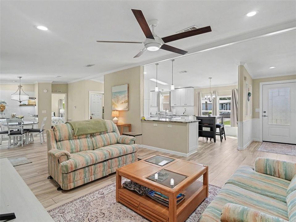 For Sale: $325,000 (2 beds, 2 baths, 1552 Square Feet)