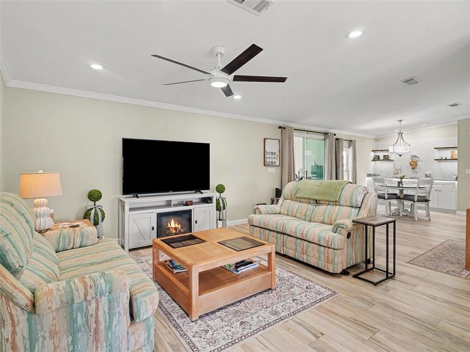 For Sale: $325,000 (2 beds, 2 baths, 1552 Square Feet)