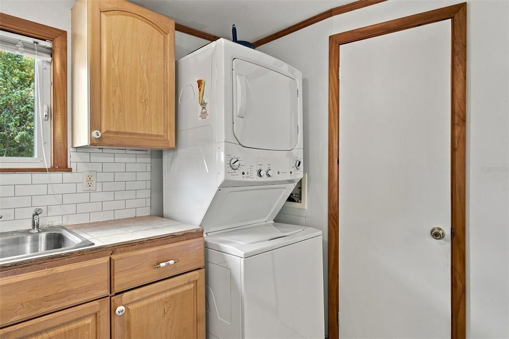 For Sale: $119,000 (2 beds, 1 baths, 840 Square Feet)