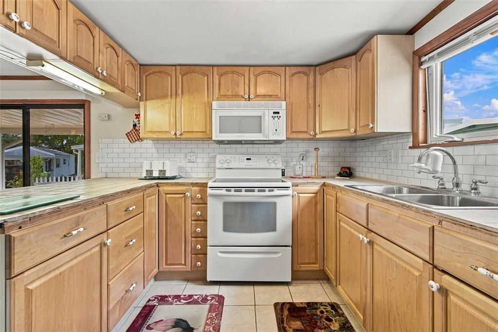 For Sale: $119,000 (2 beds, 1 baths, 840 Square Feet)