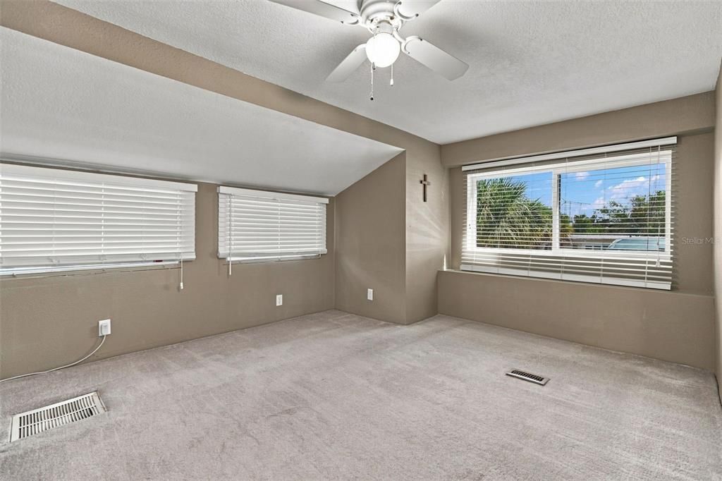 For Sale: $119,000 (2 beds, 1 baths, 840 Square Feet)