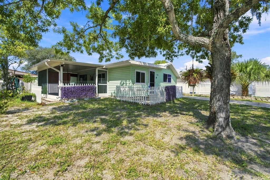 For Sale: $119,000 (2 beds, 1 baths, 840 Square Feet)