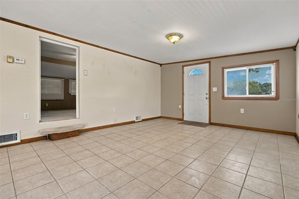 For Sale: $119,000 (2 beds, 1 baths, 840 Square Feet)