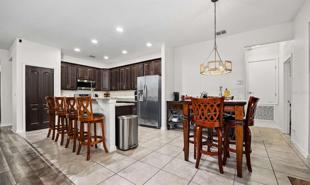 En Venta: $367,000 (4 camas, 3 baños, 2432 Pies cuadrados)