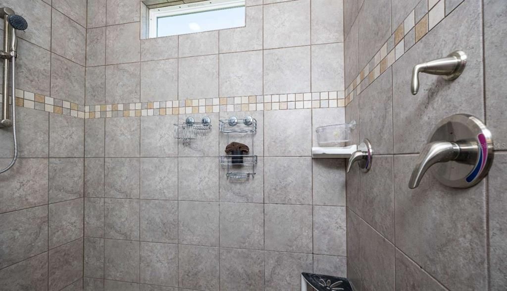 En Venta: $367,000 (4 camas, 3 baños, 2432 Pies cuadrados)