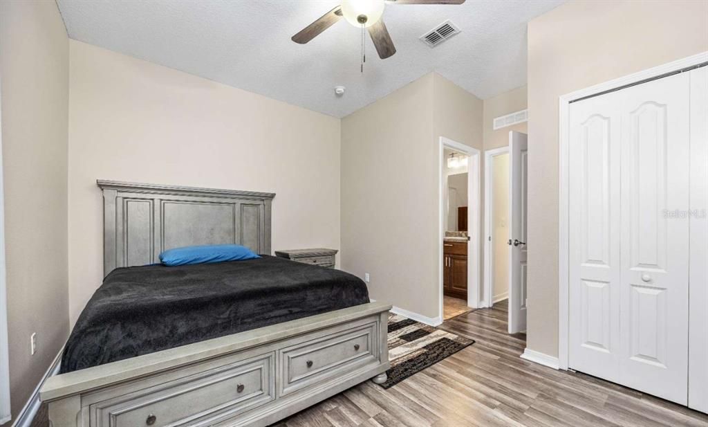 En Venta: $367,000 (4 camas, 3 baños, 2432 Pies cuadrados)