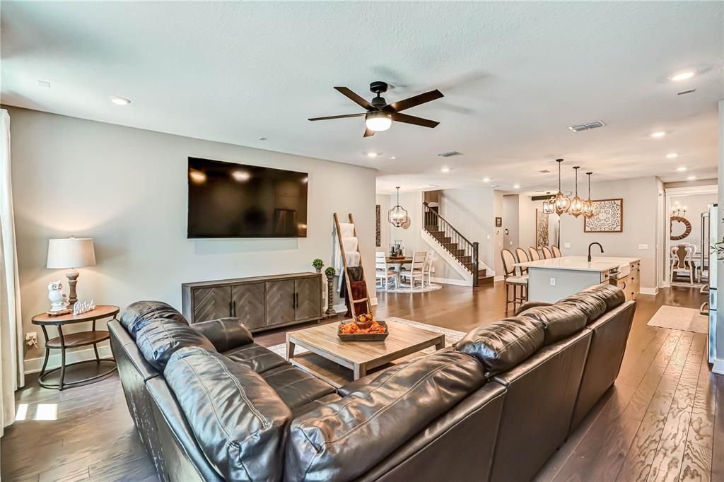 En Venta: $1,090,000 (5 camas, 4 baños, 3967 Pies cuadrados)
