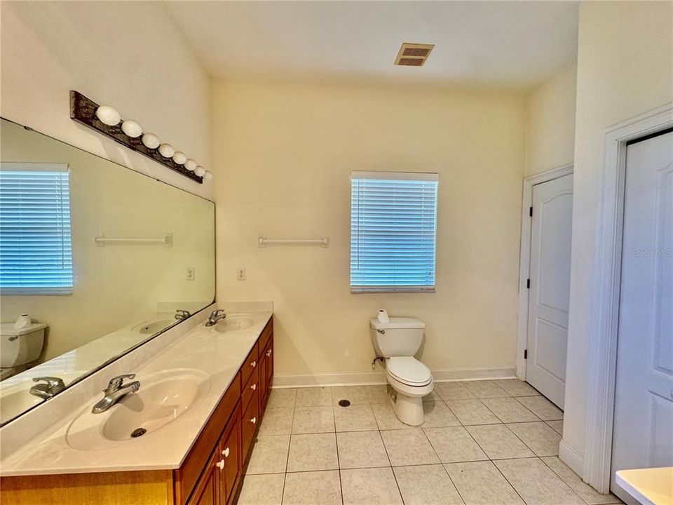 En Venta: $475,000 (3 camas, 3 baños, 2500 Pies cuadrados)