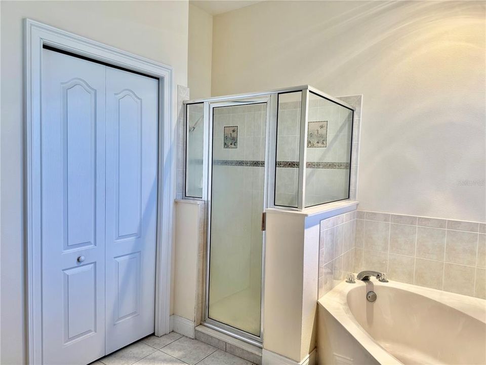 En Venta: $475,000 (3 camas, 3 baños, 2500 Pies cuadrados)