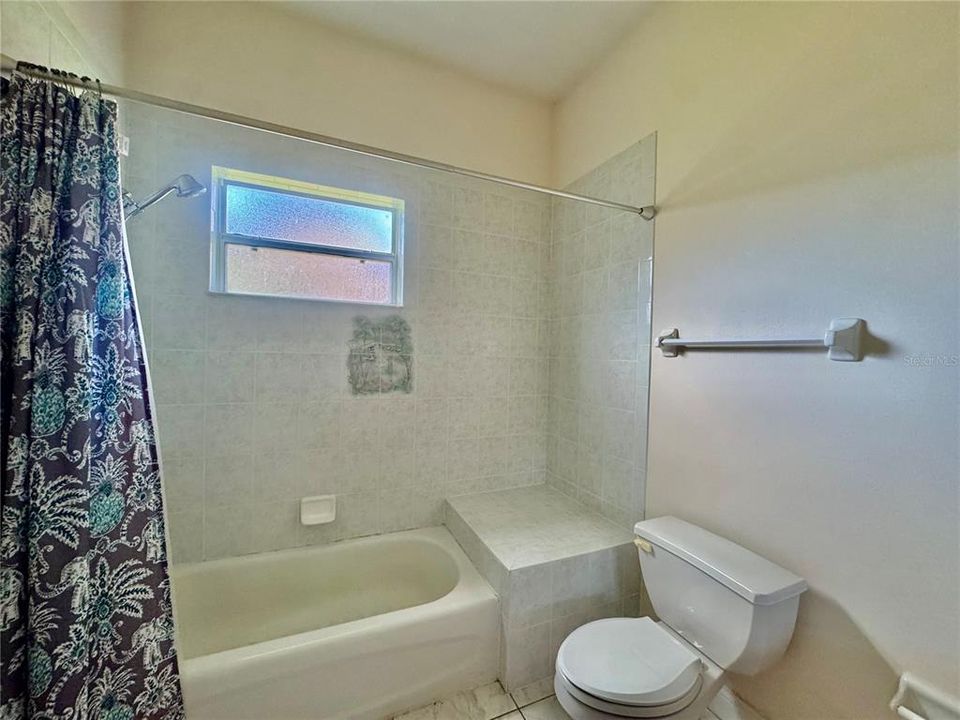 En Venta: $475,000 (3 camas, 3 baños, 2500 Pies cuadrados)