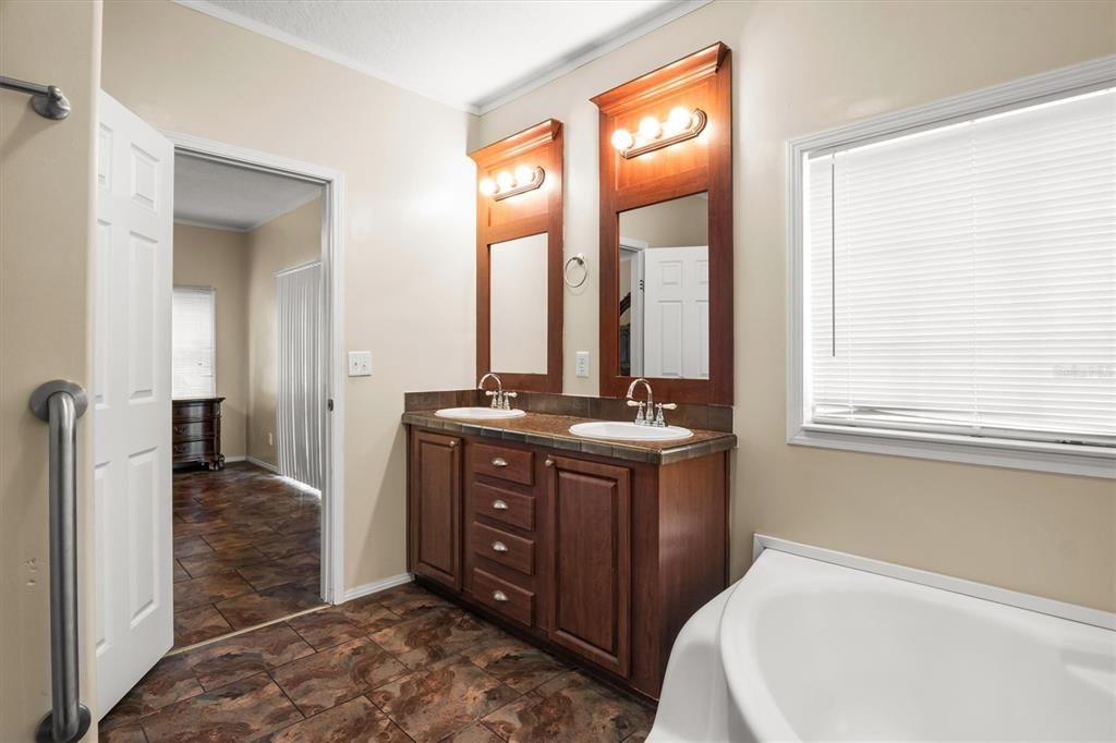 For Sale: $399,000 (3 beds, 2 baths, 2280 Square Feet)
