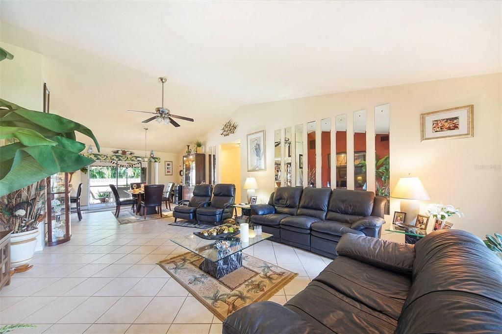 En Venta: $399,900 (4 camas, 3 baños, 1900 Pies cuadrados)