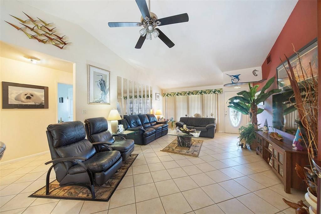 En Venta: $399,900 (4 camas, 3 baños, 1900 Pies cuadrados)