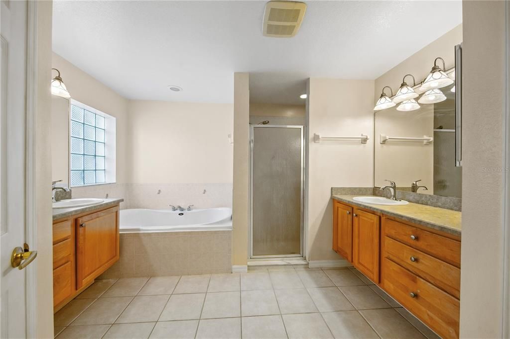 En Venta: $499,900 (3 camas, 2 baños, 2200 Pies cuadrados)