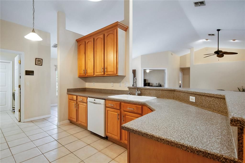 En Venta: $499,900 (3 camas, 2 baños, 2200 Pies cuadrados)