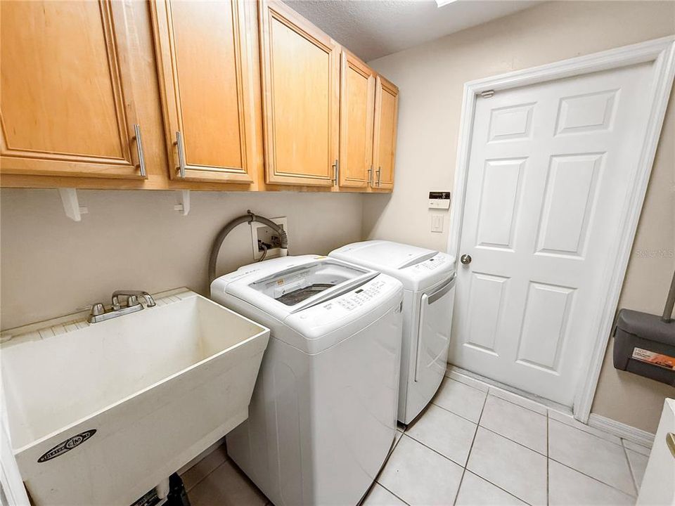 En Venta: $499,900 (3 camas, 2 baños, 2200 Pies cuadrados)