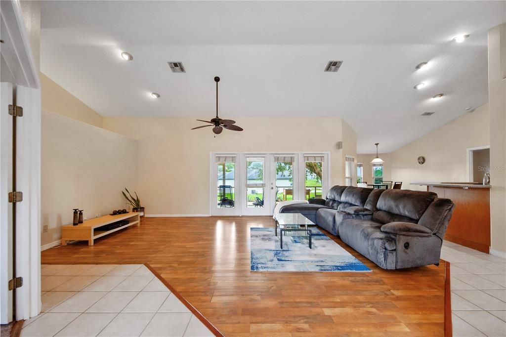 En Venta: $499,900 (3 camas, 2 baños, 2200 Pies cuadrados)