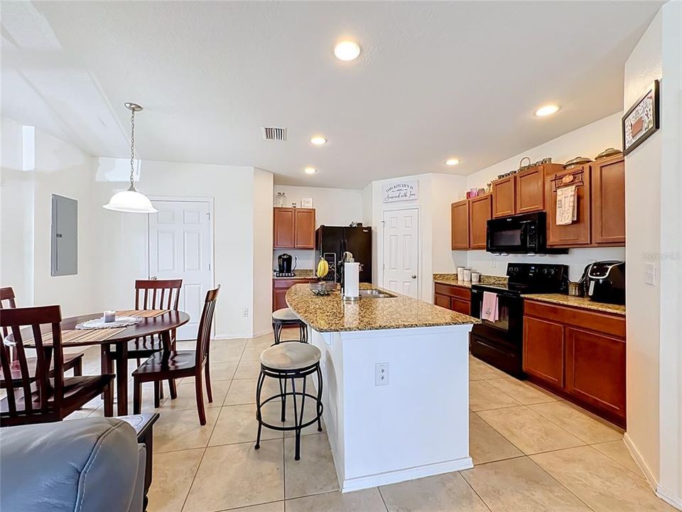 For Sale: $209,900 (2 beds, 2 baths, 1280 Square Feet)