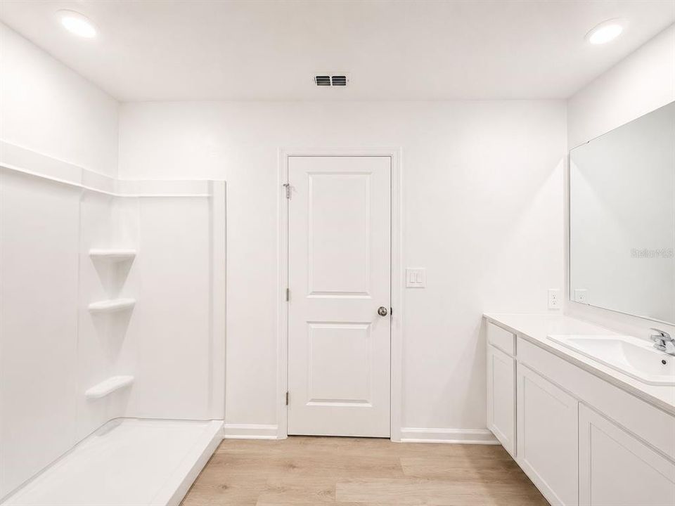For Rent: $2,250 (5 beds, 2 baths, 2112 Square Feet)