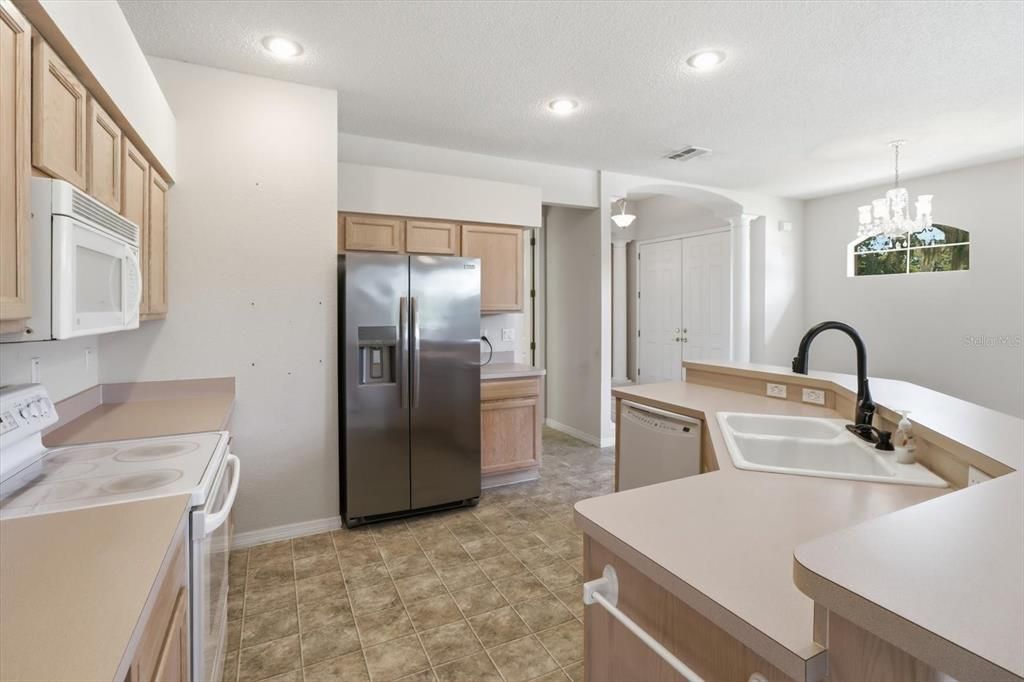 For Sale: $214,900 (2 beds, 2 baths, 1697 Square Feet)