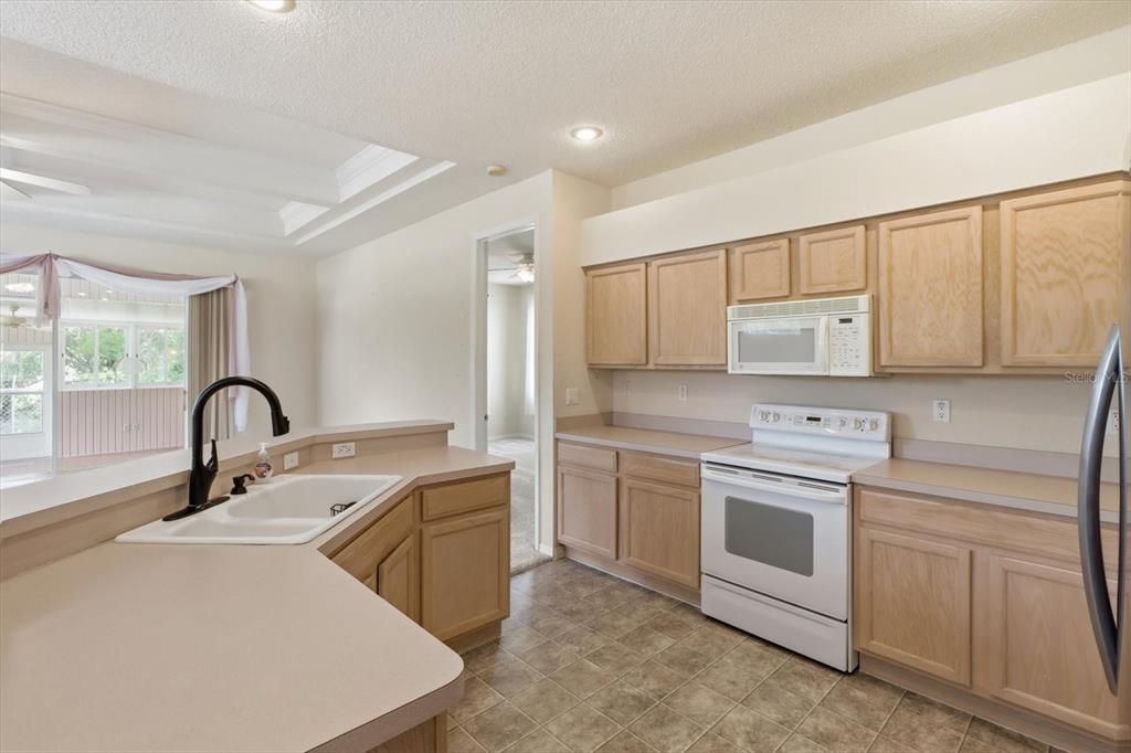 For Sale: $214,900 (2 beds, 2 baths, 1697 Square Feet)
