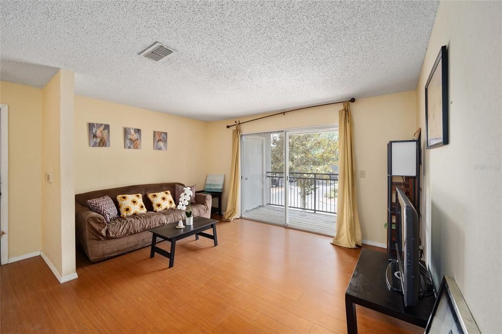 For Rent: $1,600 (3 beds, 3 baths, 1198 Square Feet)