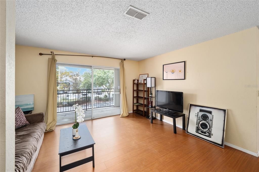 For Rent: $1,600 (3 beds, 3 baths, 1198 Square Feet)