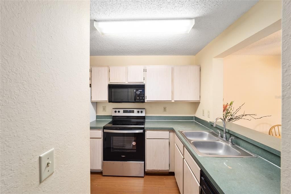 For Rent: $1,600 (3 beds, 3 baths, 1198 Square Feet)