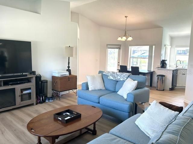 En Venta: $659,000 (3 camas, 2 baños, 1409 Pies cuadrados)