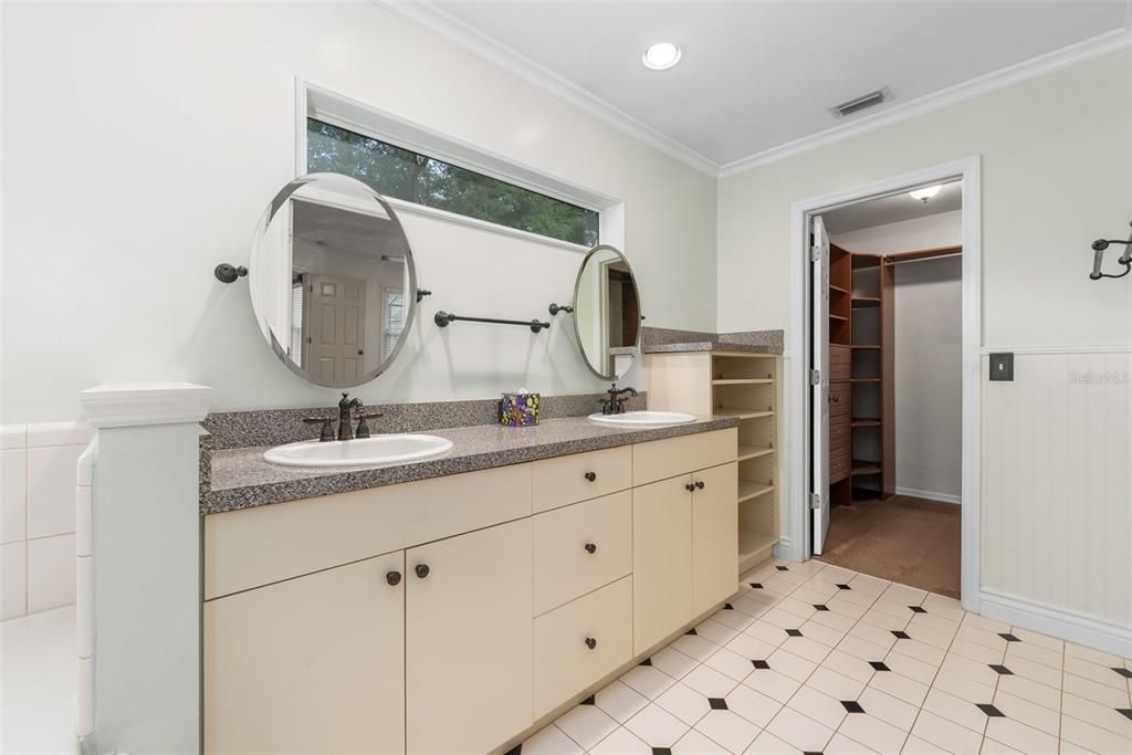 For Sale: $439,900 (4 beds, 2 baths, 1732 Square Feet)