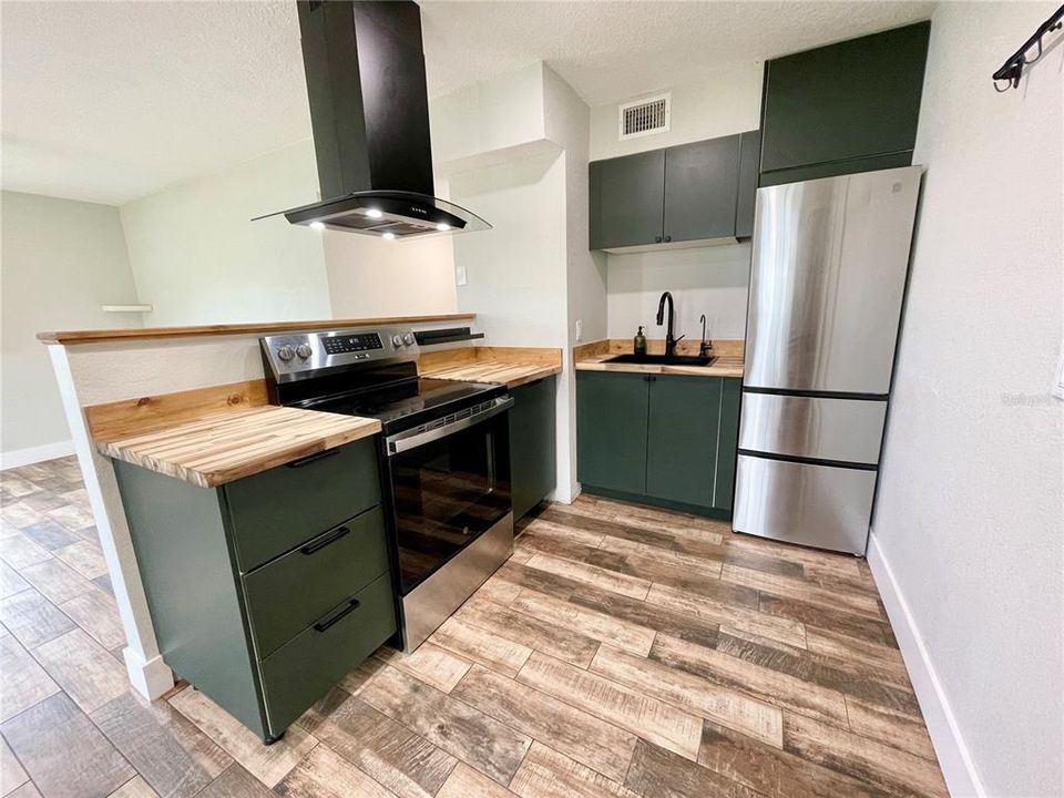 For Sale: $299,900 (3 beds, 1 baths, 897 Square Feet)