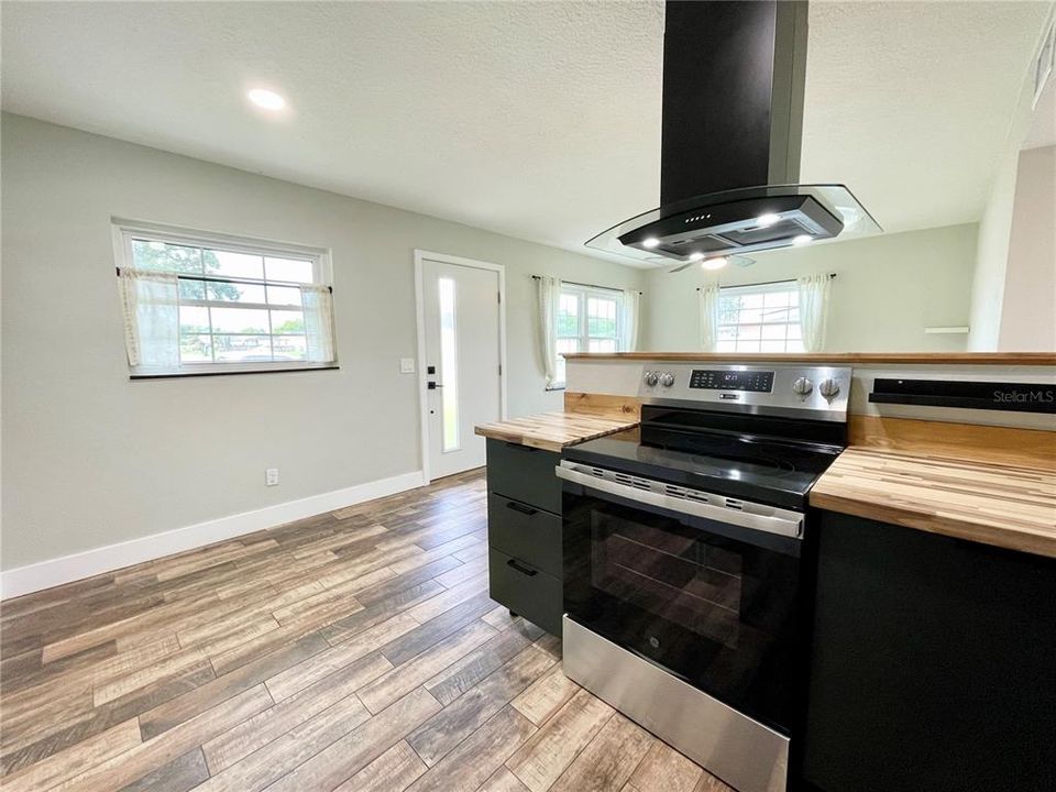 For Sale: $299,900 (3 beds, 1 baths, 897 Square Feet)